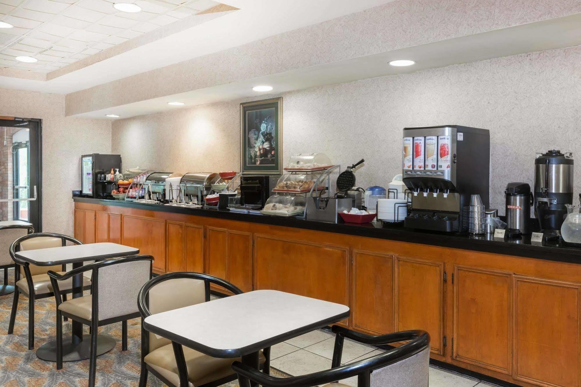 Comfort Inn & Suites Columbus North 외부 사진